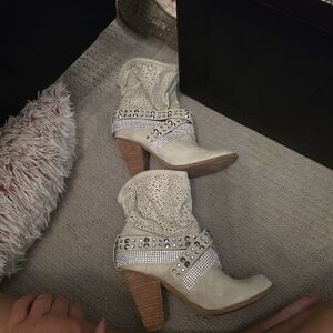 Minnetonka Cream Heeled Boots with Intricate Detailing